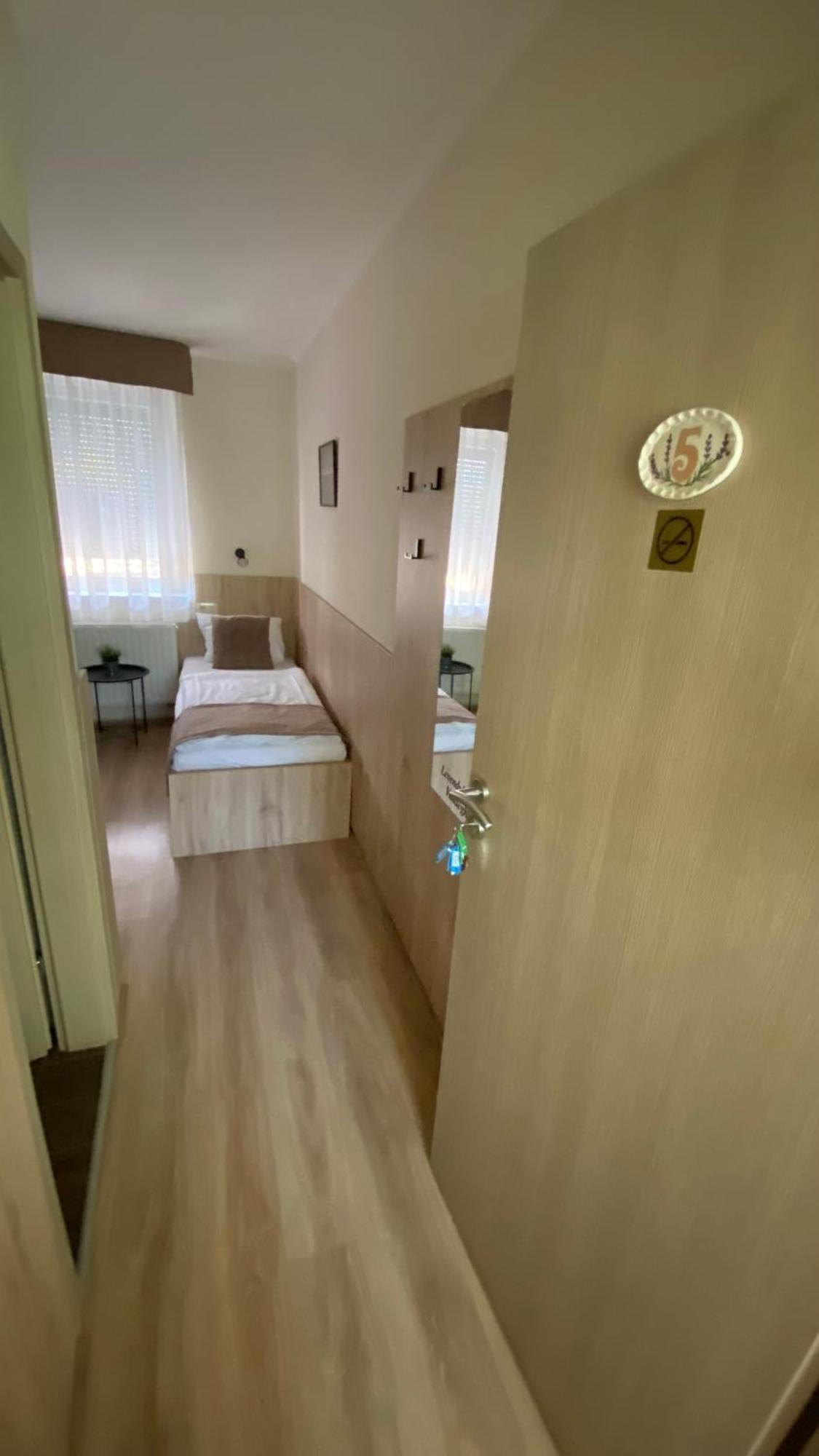 Levendula Vendeghaz Hotel Gyor Exterior photo